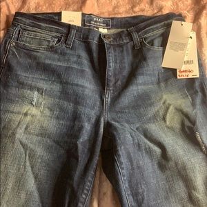 I’m selling these blue jeans they’re indigo